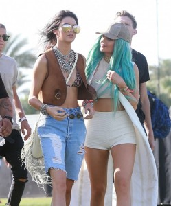 Kendall-and-Kylie-Jenner--Coachella-Music-Festival-2015--41-662x799